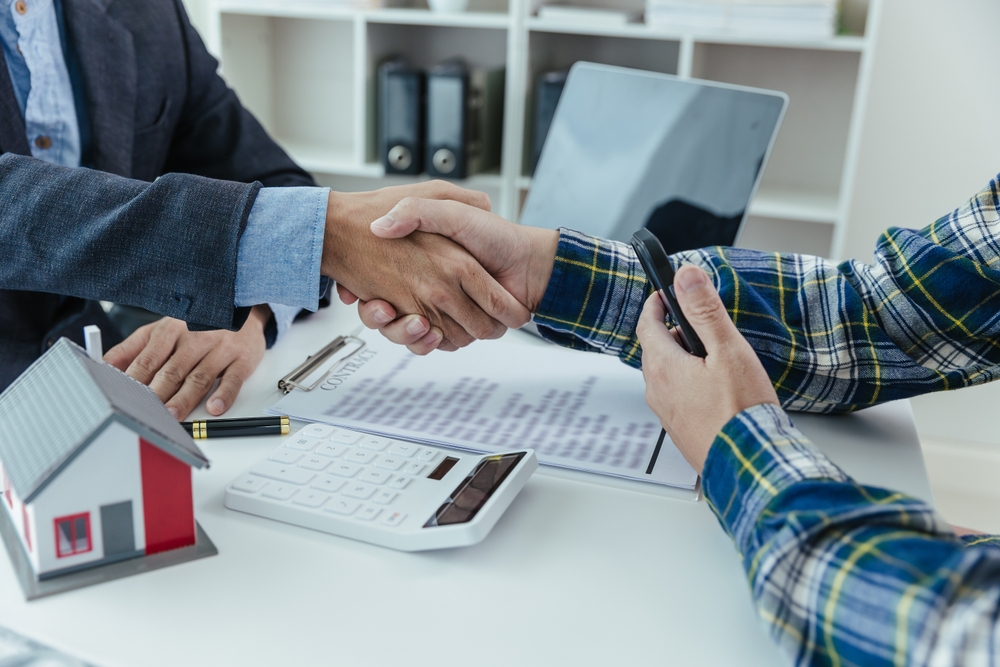 a,real,estate,agent,or,businessman,meets,with,home,buyers,